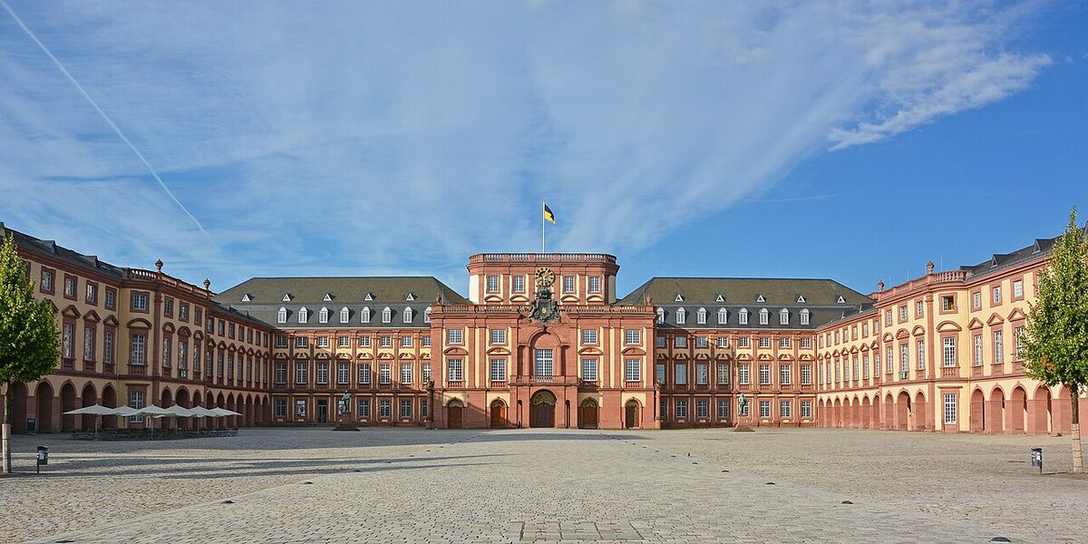 Barockschloss Mannheim: Blick über den gepflasterten Ehrenhof auf den Mittelbau und die beiden Seitenflügel